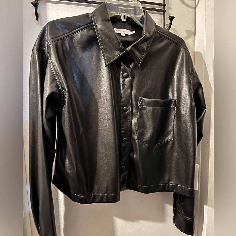 Good American- size GA2-black cropped jacket/ shirt w/ snaps. NWT.